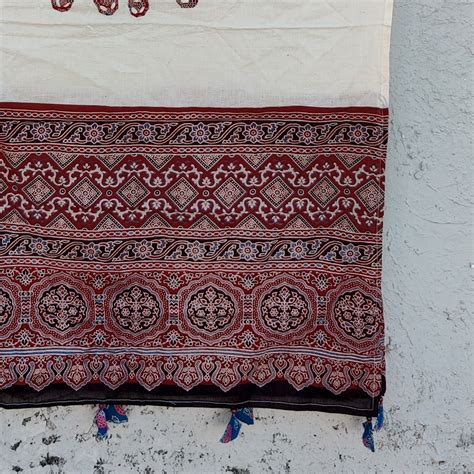 ANAMEVA - Applique Ajrak Pure Cotton Dupatta White – Sanskruti