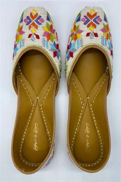 Neo phulkari white multicolored jutti – Sukriti and Aakriti