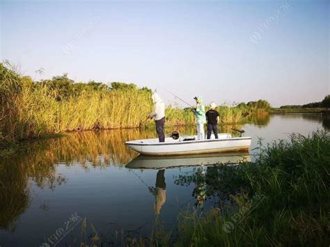 在行动时bangpra湖钓鱼的渔民图片_渔民在行走的船上钓鱼素材_高清图片_摄影照片_寻图免费打包下载