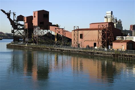 河水旁边的发电机厂图片-河水旁边的工厂素材-高清图片-摄影照片-寻图免费打包下载