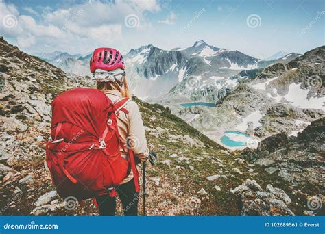 冒险家旅游远足在与背包远足冒险概念暑假室外探索的旅行生活方式的山 库存图片 - 图片 包括有 旅途, 挑运: 102689561