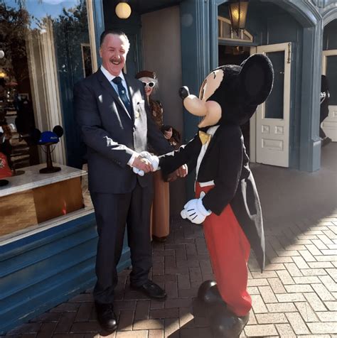 Whip Out the Tissues! The Best Feel-Good Stories of 2022 | Disney Dining