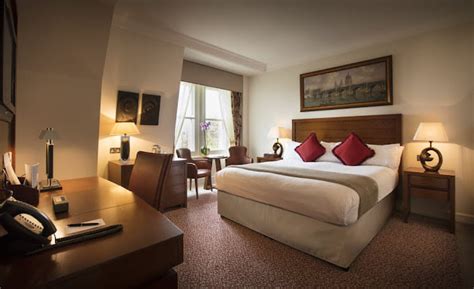 Top 15 Resorts in London: Where Luxury Meets Iconic Charm.