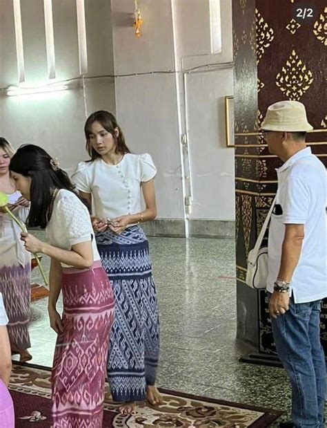 网友在泰国寺庙偶遇Lisa，是纯素颜的且穿着泰国服饰的Lisa……