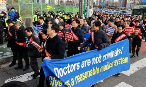 韩国医生持续罢工，最后通牒不管用？政府上门催医生返岗_实习_保健_显示