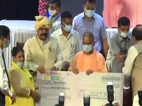 UP CM distributes tool kits to 21,000 beneficiaries under Vishwakarma ...
