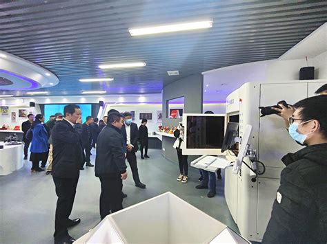 公司副总经理范冰鑫出席湘潭市数字经济孵化基地、湘潭市大数据产业促进会揭牌仪式。