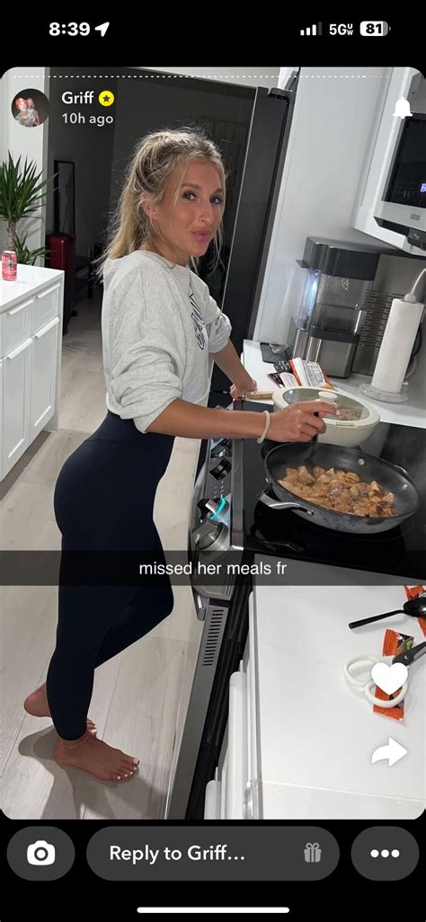 Macy barefoot in leggings is my shit… : r/MacyBroyles_