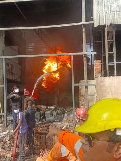 Massive fire breaks out at oil paint company in Dediasan GIDC, more ...