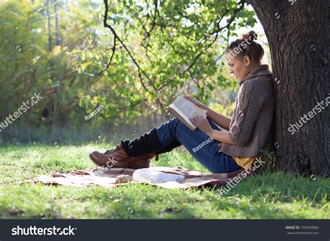 Reading Under a Tree 的图像结果