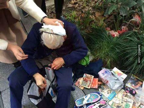 这名男子拿双截棍打爆93岁老奶奶的头，但下一秒他的行为让路人都看到愣住…