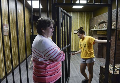 Selfdefiant locked in escape hospital - barnipod