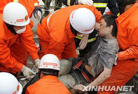 17岁少年地震时返回教室救人被埋40小时获救_新闻中心_新浪网