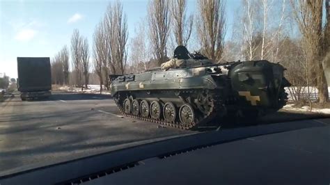 开战初视频，路上接连遇到被击毁的乌军装甲车_凤凰网视频_凤凰网