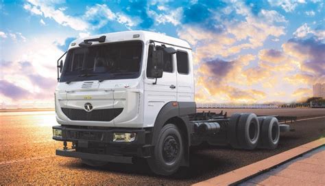 Tata Motors launches the Signa 3118.T, India’s first 3-axle 6×2 truck ...