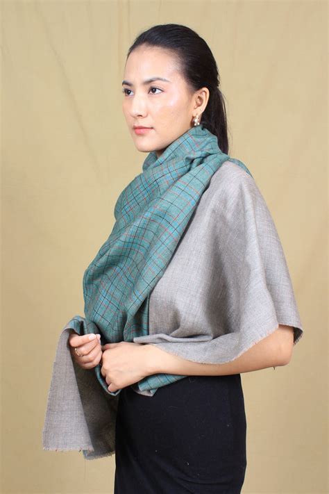 Beverly Reversible Check And Plain Cashmere Stole – Pashmeladakh