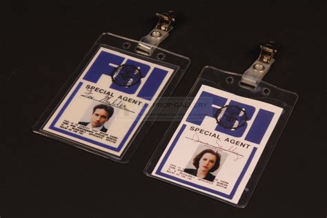 The Prop Gallery | Fox Mulder (David Duchovny) & Dana Scully (Gillian ...