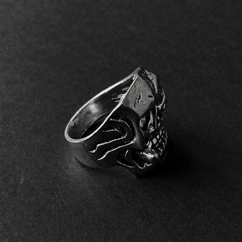 Smoked Skull Ring – THE ANNEAUX