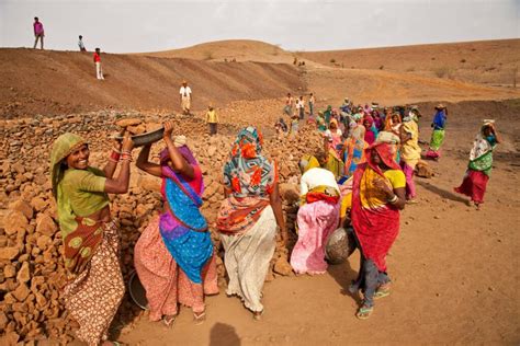 Kerala Sets up First Welfare Board for Workers Under Employment ...