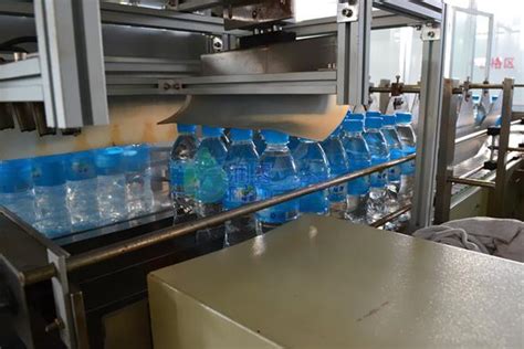 水厂用于将纯净矿泉水加工和装瓶成小瓶的高清图片下载-正版图片505416636-摄图网