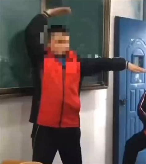 中学生疑遭校园霸凌被迫在讲台上跳舞，警方回应：正在处理_视频_孩子_男孩