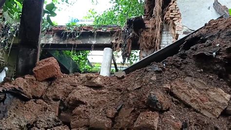 old buildings collapse battered roads worsen kolkata woes monsoon civic ...