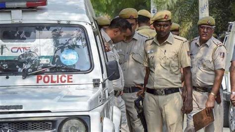 ड्रग्स तस्करी का छापा मारने गई थी दिल्ली पुलिस, खुद के ही डिपार्टमेंट ...