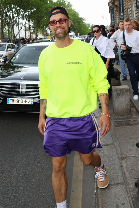 Cómo llevar shorts cortos de hombre según street style de Paris Fashion ...