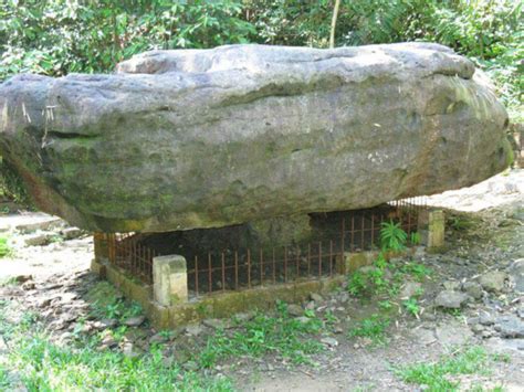Balancing rock in Mawlynnong (Maw Ryngkew Sharatia): Get the Detail of ...