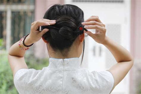 穿礼物配什么发型最新素材