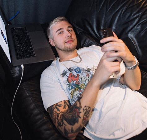 DJ Marshmello突曬「拔套照」！真實面目瘋傳 網：帥到不用戴啊