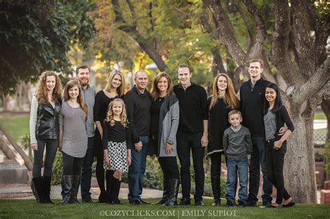 9 Simple Ways To Pose Large Groups for Portraits | Large family photos ...