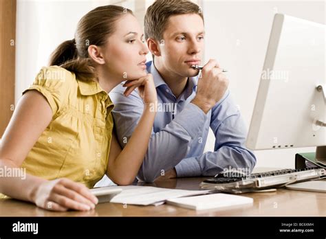 2 People Using a Computer 的图像结果