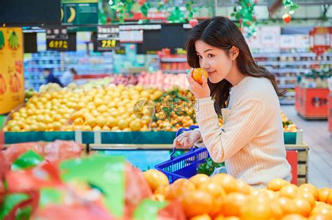 年轻女性超市挑选购买水果高清图片下载-正版图片501718570-摄图网