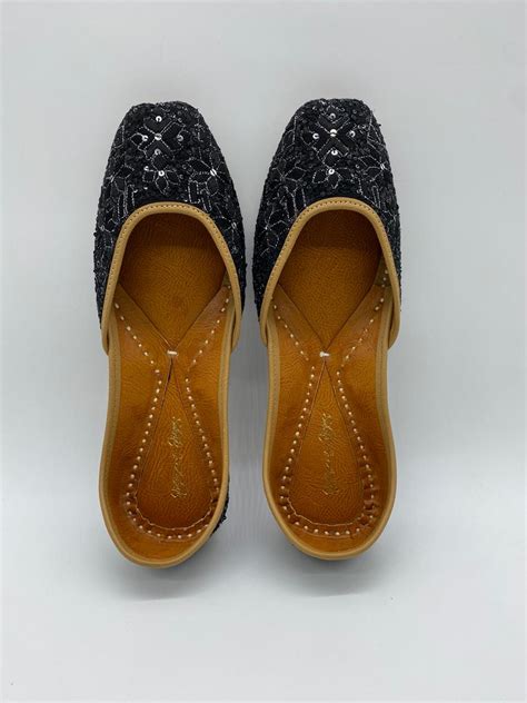 Neo phulkari black jutti – Sukriti and Aakriti