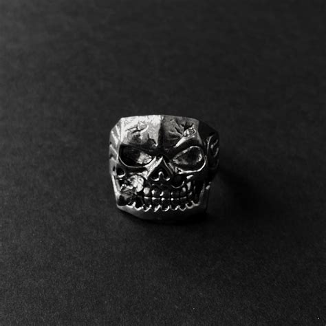 Smoked Skull Ring – THE ANNEAUX