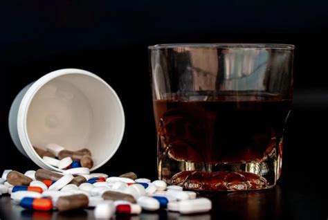 Mixing Paxlovid and Alcohol: 4 Key Risks