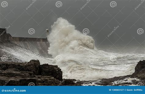打击loght房子的风雨如磐的海 库存图片. 图片 包括有 日落, 多丽丝, 火箭筒, 风暴, 灯塔, 威尔士 - 130065127