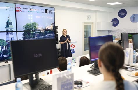 Đaci Tehničke škole "Pavle Savić" posetili Naučno-tehnološki centar NIS ...