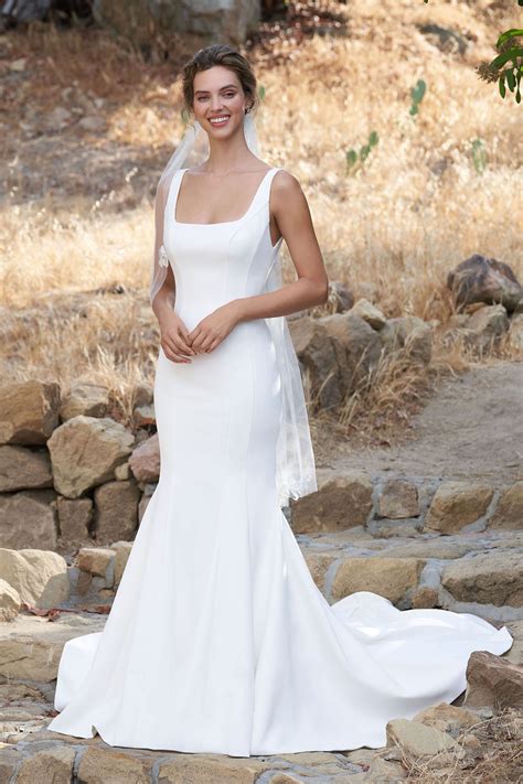 20 Wedding Dresses for the Minimal Bride - brinicolephotoco.com | Minimal wedding dress, Wedding ...