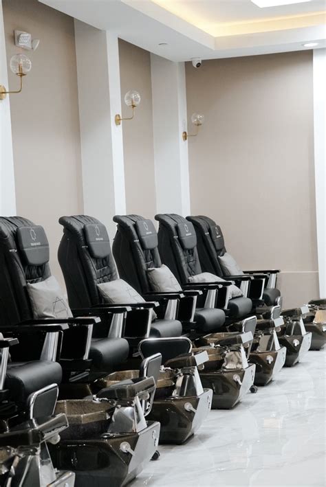 Modern Casual Nail Bar + Lounge - Square Nails Texas