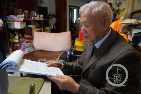 不会打字 88岁老人手写了一本“古诗词赏析”_大渝网_腾讯网