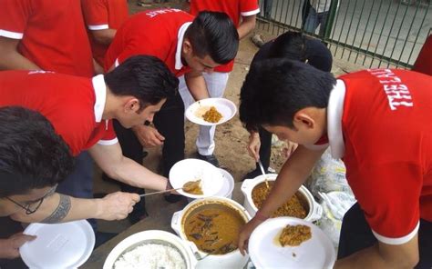 Robin Hood Army Helps Feed Homeless With Leftover Food | WhatsHot Bangalore