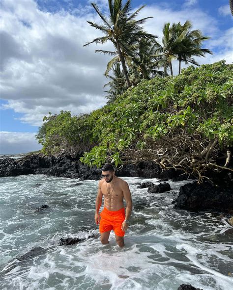 Download Arman Tsarukyan In Orange Shorts Wallpaper | Wallpapers.com