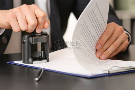 男律师在办公室处理文件特写高清图片下载-正版图片503934239-摄图网
