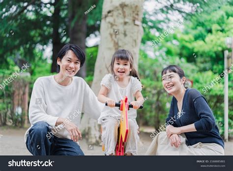 Parents and Kids Playing 的图像结果
