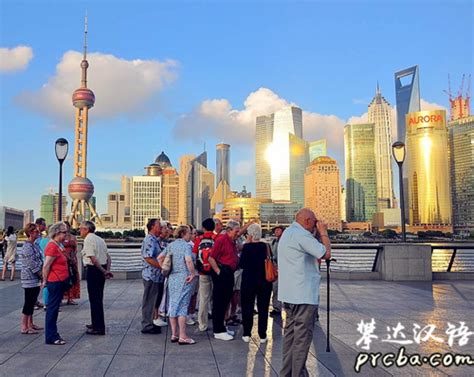 上海旅游女孩们拍照采风背影高清图片下载-正版图片500451031-摄图网