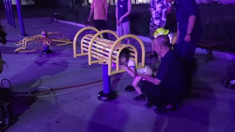5岁男童头卡伸背器内 廊坊消防2分钟快速救援 - 液压汇