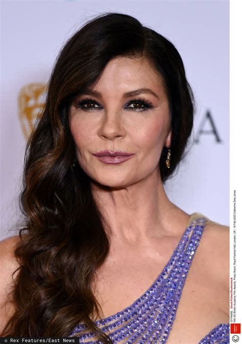 53-letnia Catherine Zeta-Jones na ściance w prześwitującej sukience! Ta ...