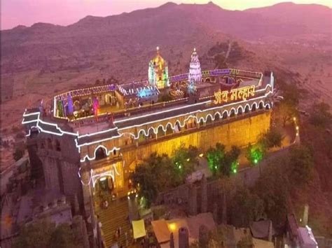 जेजुरीला कसं जायचं? गडावर खंडेरायच्या मंदिरासह अनेक स्पॉट आहेत खूपच ...